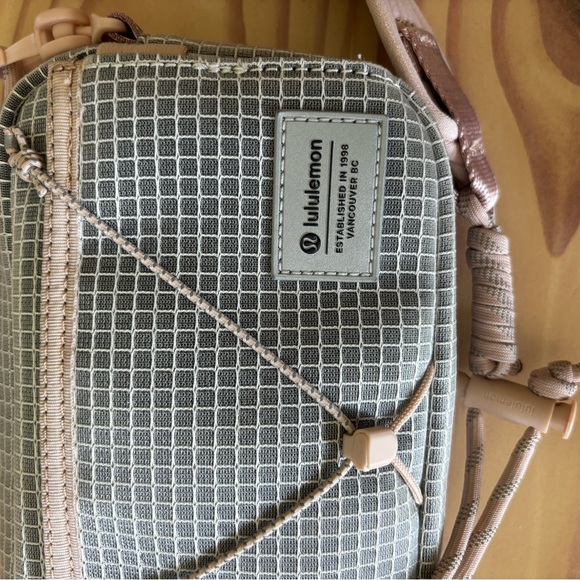 Lululemon Clippable Nano Pouch - Picture 7 of 8